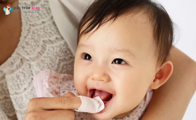 Cách làm sạch lưỡi bị trắng cho bé