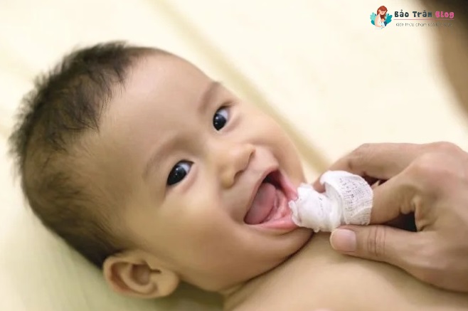 Cách rơ lưỡi bằng lá hẹ cho trẻ sơ sinh